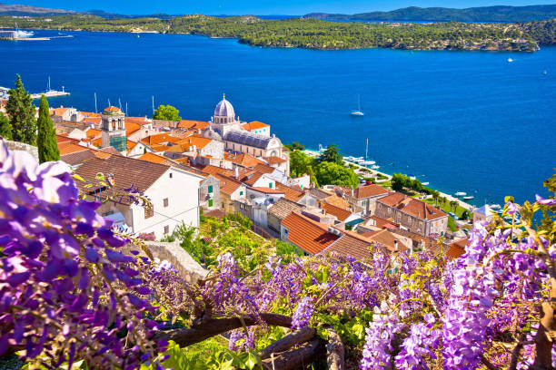 sibenik ufer und st. james kathedrale blick von oben - croatian culture stock-fotos und bilder