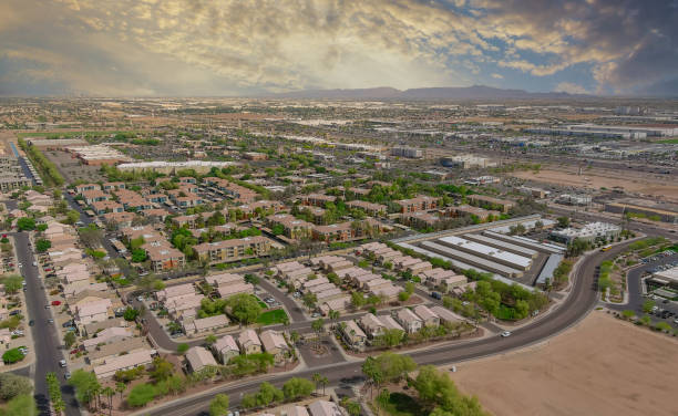 vue aérienne de mélange des maisons unifamiliales, des immeubles d’appartements un quartier résidentiel un avondale près de phoenix arizona etats-unis - phoenix arizona city road photos et images de collection