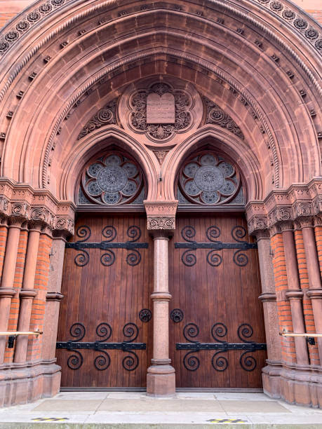 londra, inghilterra. sinagoga - entrance door old ancient foto e immagini stock