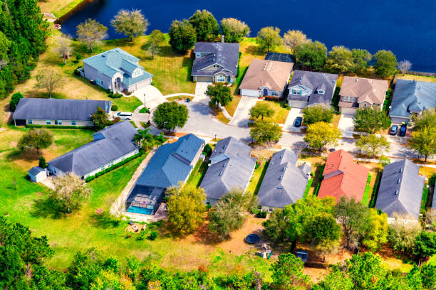 istock Suburban Community Cul-de-sac 1312197404
