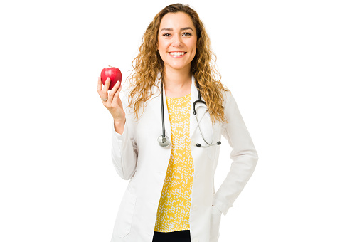 Nutricionista profesional hispana posando en un fondo blanco photo