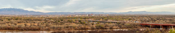 southwest living. albuquerque metro area residential panorama with the view of sandia mountains on the distance - house residential structure southwest usa albuquerque imagens e fotografias de stock