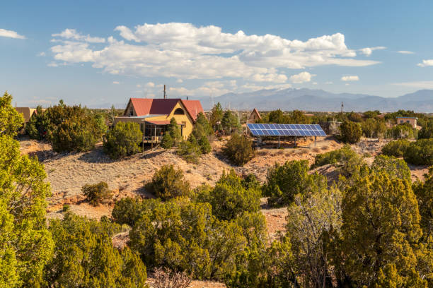 paesaggio panoramico con una casa e pannelli solari sul sentiero turchese vicino - house residential structure southwest usa albuquerque foto e immagini stock