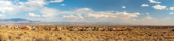 southwest living. albuquerque metro area residential panorama with the view of sandia mountains on the distance - house residential structure southwest usa albuquerque imagens e fotografias de stock