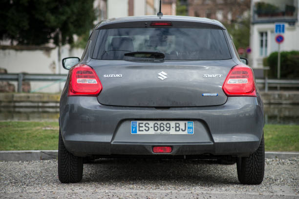 vista traseira do suzuki swift azul marinho estacionado na rua - luz traseira de carro - fotografias e filmes do acervo