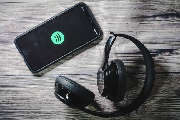 iphone 11 экран, показывающий значок spotify - spotify стоковые фото и изображения