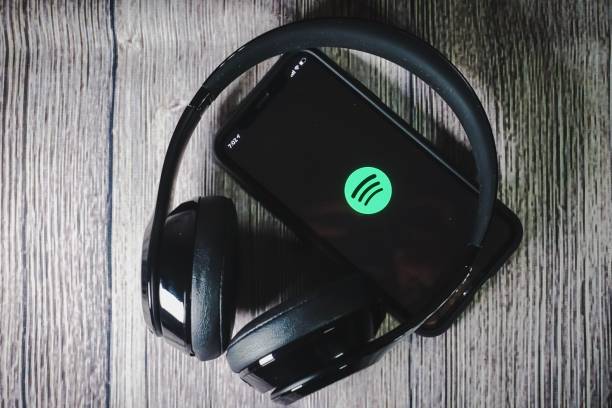 uma tela do iphone 11 mostrando o ícone do spotify - apple computers audio - fotografias e filmes do acervo