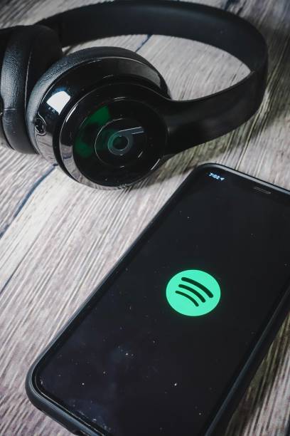 ekran iphone'a 11 z ikoną spotify - spotify zdjęcia i obrazy z banku zdjęć