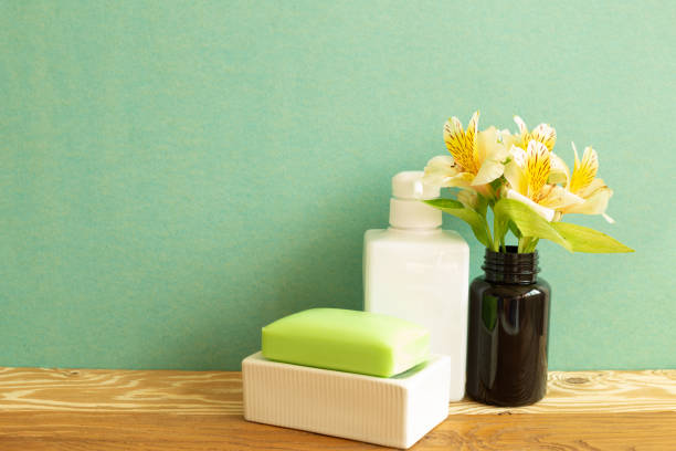 白い瓶と花を持つ石鹸を木製の棚に置きます。バスルームスキンケアとスパコンセプト - hotel clean home interior bathroom ストックフォトと画像