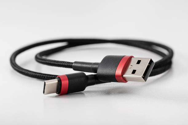 デバイスに接続するための弾性ワイヤー上の2つのコネクタ。 - usb wire ストックフォトと画像