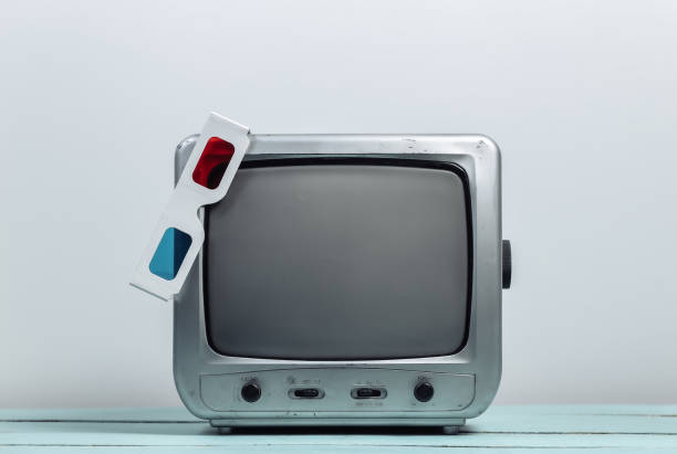 retro tv receiver with anaglyph 3d glasses on white wall background - 3dtv imagens e fotografias de stock