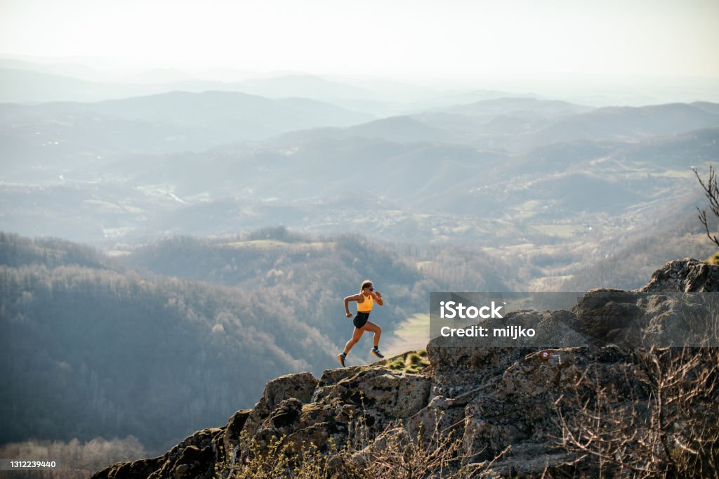 Mujer corriendo en la montaña - Foto de stock de Correr libre de derechos