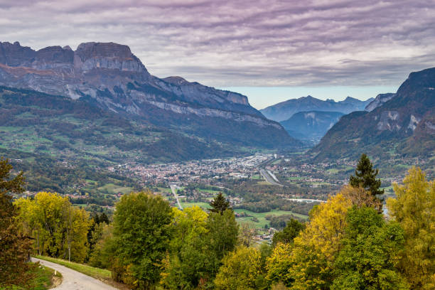 秋のフランスアルプス。メジェヴェ、フランス、ヨーロッパの近くの道路。シャモニー・モンブラン近くのオートサヴォワの山々 - mountain landscape rock european alps ストックフォトと画像