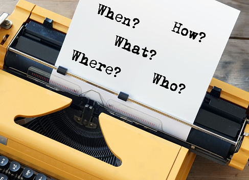 Información sobre cómo dónde quién cuándo - Varias preguntas sobre la máquina de escribir amarilla photo