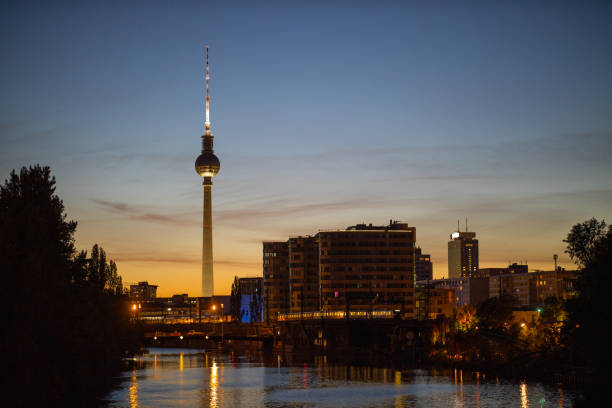 horizonte de berlín con famosa torre de televisión en alexanderplatz por la noche - moody sky audio fotografías e imágenes de stock