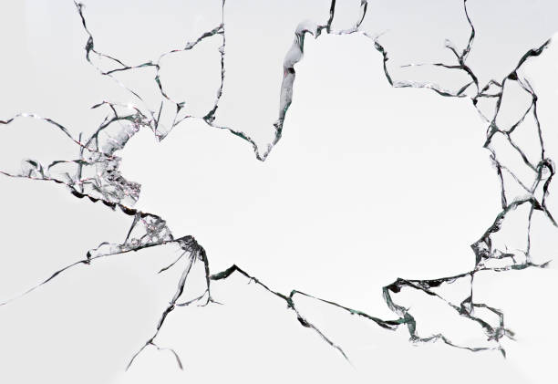 geknacktes glasscherben auf weißem hintergrund. beschädigte fenstertextur - smashed window stock-fotos und bilder