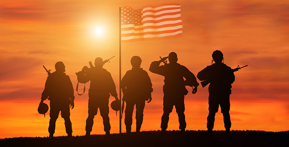 Soldado del ejército de EE.UU. con bandera de la nación. Tarjeta de felicitación para el Día de los Veteranos, Día de los Caídos, Día de la Independencia. Celebración en Estados Unidos. photo