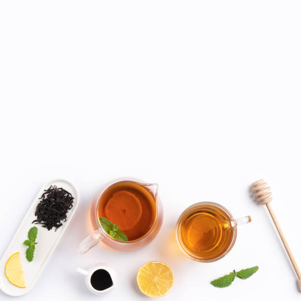 design-konzept top-ansicht von honig schwarzen tee mit zitrone und minze. - mint tea lemon tea leaves glass stock-fotos und bilder