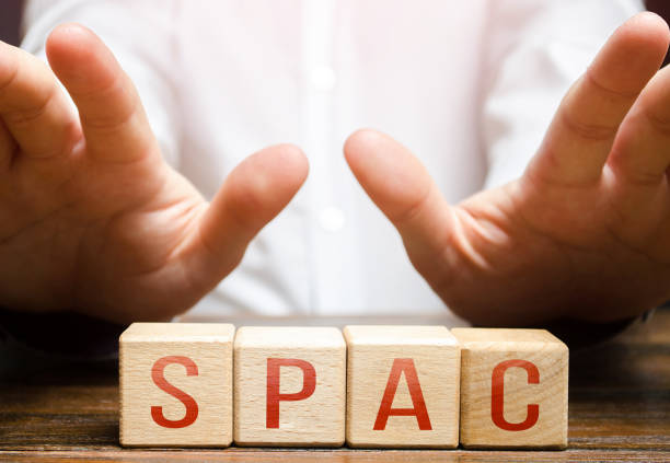 Man rejects SPAC word blocks. Failure to invest in high risk stock listed blank companies. Difficulty in determining the profitability of transaction and value of shares after merger. Hype topic el hombre rechaza los bloques de palabras spac. falta de inversión en acciones de alto riesgo cotizadas en empresas en blanco. dificultad para determinar la rentabilidad de la transacción y el valor de las acciones después de la fusión. tema de bombo