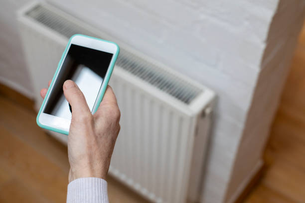 controle de aquecimento via aplicativo - thermostat dial human hand white - fotografias e filmes do acervo