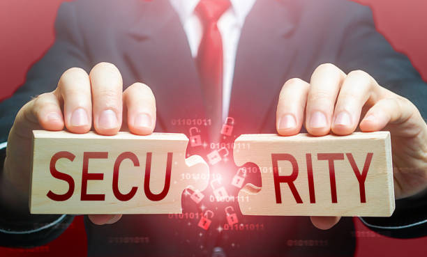 Man breaks the puzzle with word SECURITY. Security breach, hacker attack and data leak. Bypassing protection, hacking networks. Damage, disruption of work. Hybrid war. Vulnerability risks. Signaling el hombre rompe el rompecabezas con la palabra seguridad. brecha de seguridad, ataque de hackers y fuga de datos. evitando la protección, hackeando redes. daños, interrupción del trabajo. guerra híbrida. riesgos de vulnerabilidad. señalización