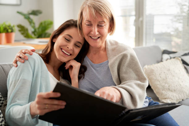 matka a dospělá dcera hledají staré fotoalbum společně - dobrovoln