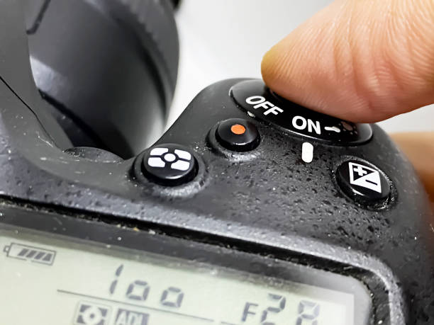 pulsando el botón del obturador de una cámara para tomar una foto. - double click fotos fotografías e imágenes de stock