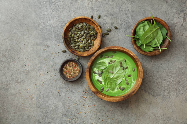 sopa de espinafre de brócolis cremoso vegetariano - pea and mint soup - fotografias e filmes do acervo