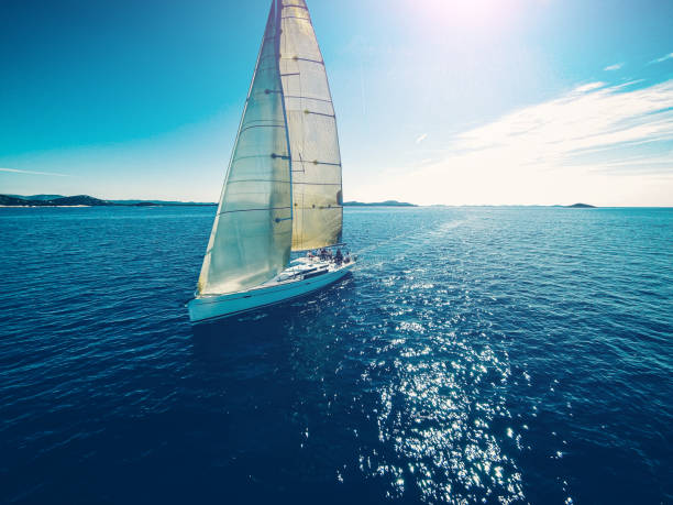 vela con barca a vela, vista dal drone - sailing sailboat regatta teamwork foto e immagini stock
