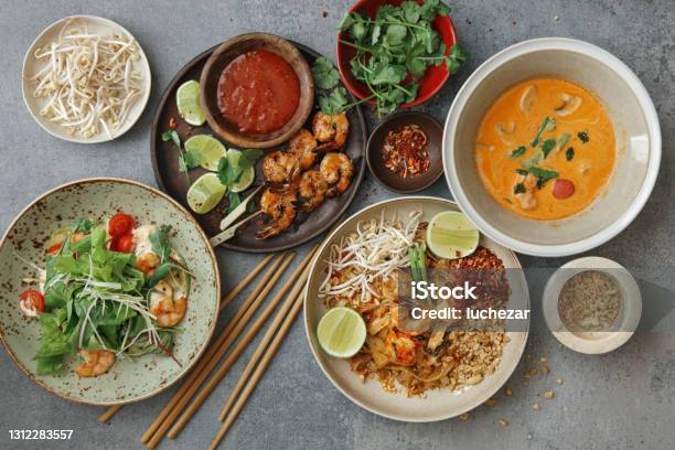 Platos Clásicos De Comida Tailandesa Foto de stock y más banco de imágenes de Alimento - Alimento, Restaurante, Tailandia