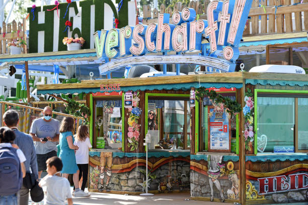 "summer in the city" in munich - carnival amusement park amusement park ride traditional festival imagens e fotografias de stock