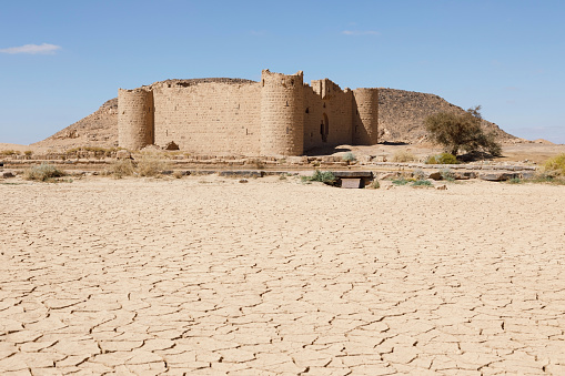 Ruinas de un castillo de ladrillo de piedra cerca de la ciudad de Tabuk. Fue una de las principales estaciones para el peregrino shamiite, Arabia Saudita photo
