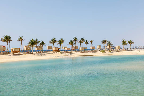 beach on the corniche in jeddah, saudi arabia - jiddah imagens e fotografias de stock