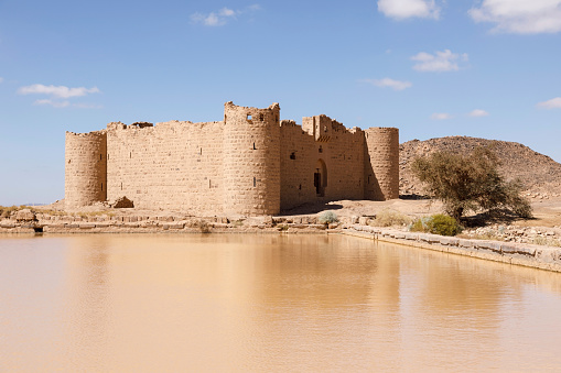 Ruinas de un castillo de ladrillo de piedra cerca de la ciudad de Tabuk. Fue una de las principales estaciones para el peregrino shamiite, Arabia Saudita photo
