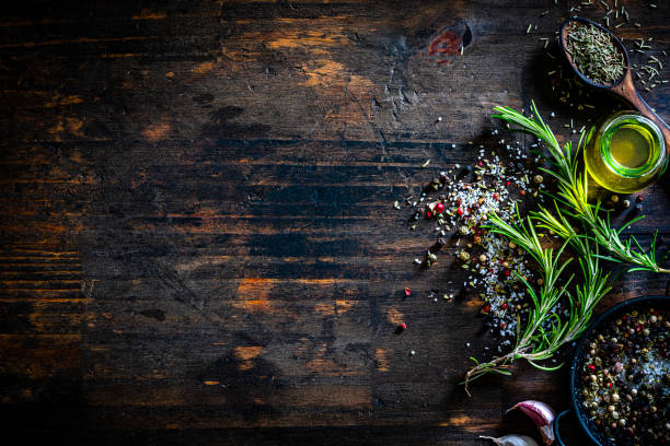 ローズマリー、塩、コショウ、油の料理の国境 - herb seasoning spice old fashioned ストックフォトと画像
