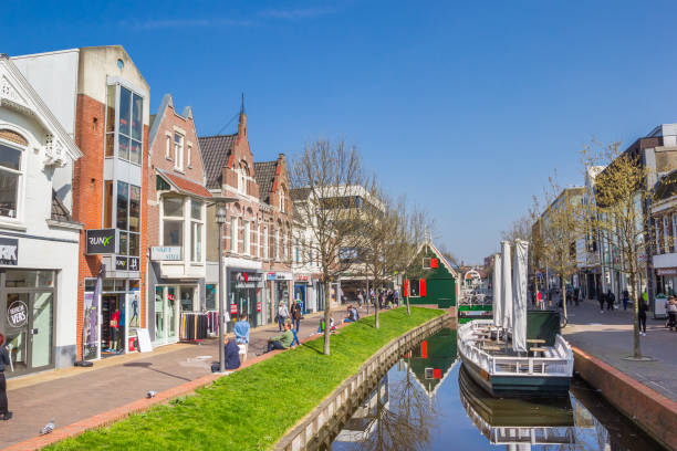 boat in the canal of the shopping street in zaandam - zaandam imagens e fotografias de stock