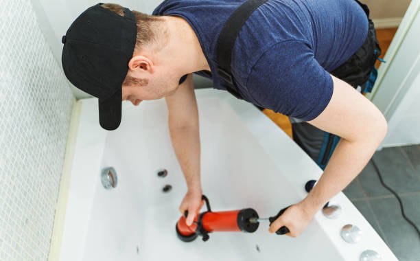 istock Plumber unclogging bathtub with professional force pump cleaner. 1312311836