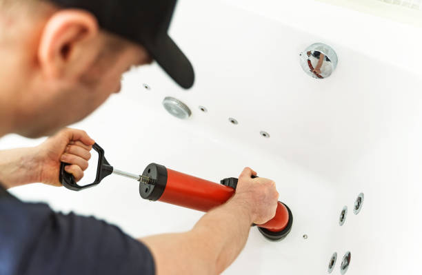 istock Plumber unclogging bathtub with professional force pump cleaner. 1312311840