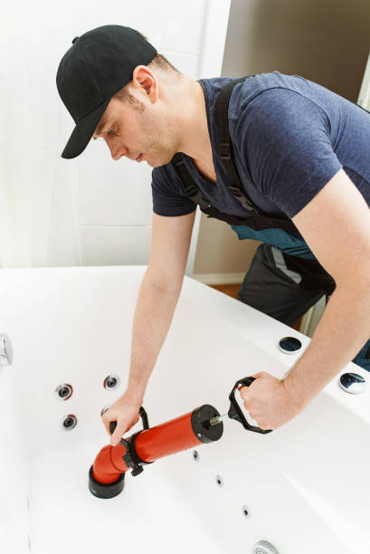 istock Plumber unclogging bathtub with professional force pump cleaner. 1312311852