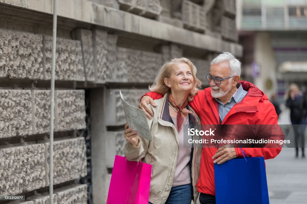 Senior Tourist und seine Frau sind zu Fuß in der Stadt mit einer Touristischen Karte. - Lizenzfrei 60-69 Jahre Stock-Foto