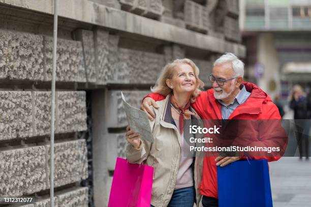 Senior Tourist Und Seine Frau Sind Zu Fuß In Der Stadt Mit Einer Touristischen Karte Stockfoto und mehr Bilder von 60-69 Jahre