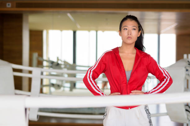체육관 복싱 링에서 운동을 할 준비가 된 아름다운 아시아 여성의 초상화 - boxing women gym aspirations 뉴스 사진 이미지