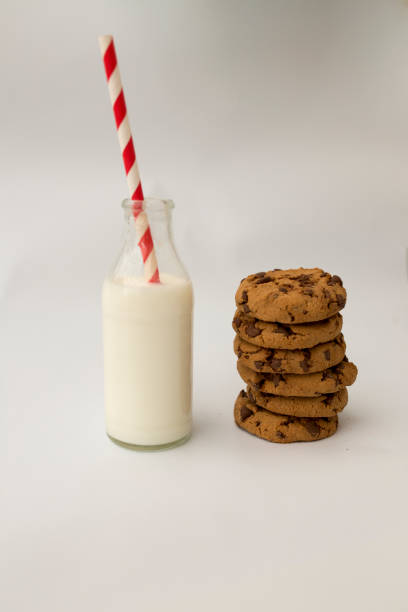 leche, vidrio, galleta, aislado - milk milk bottle drinking straw cookie fotografías e imágenes de stock