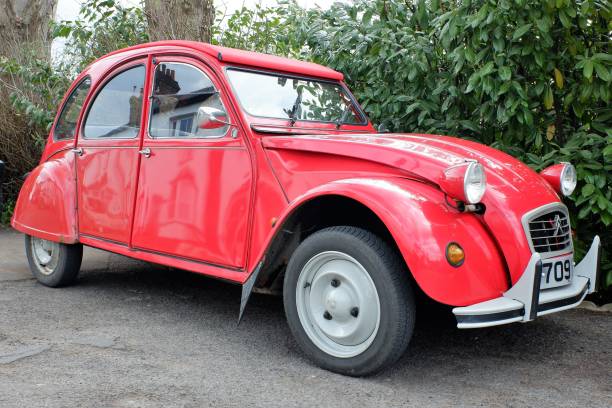 klassieke rode citroen 2cv twee paarden of twee pk - deux chevaux stockfoto's en -beelden