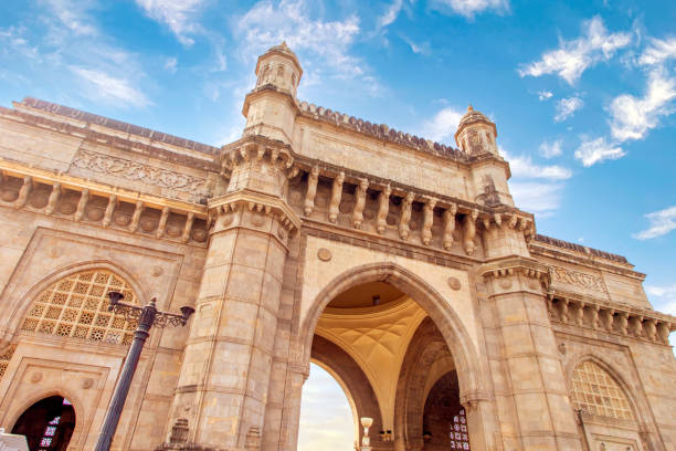 gateway da índia mumbai, tiro de ângulo baixo. - bombaim - fotografias e filmes do acervo