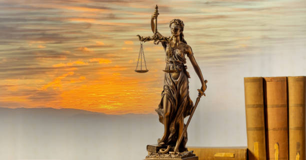 estátua da justiça com livros antigos. close-up of justice lady against abstract nature background, sunset sky at twilight time. - weight scale justice legal system scales of justice - fotografias e filmes do acervo