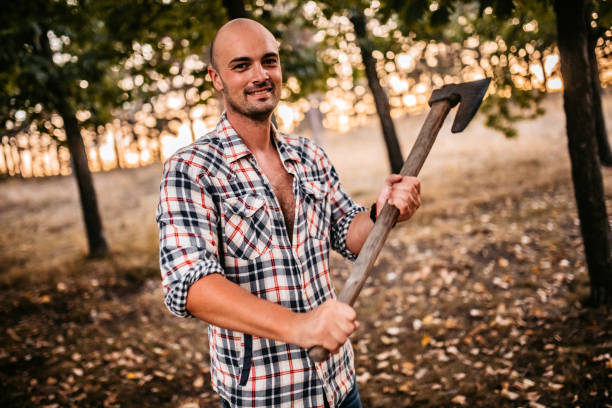 hombre balanceando hacha - axe murderer spooky men fotografías e imágenes de stock