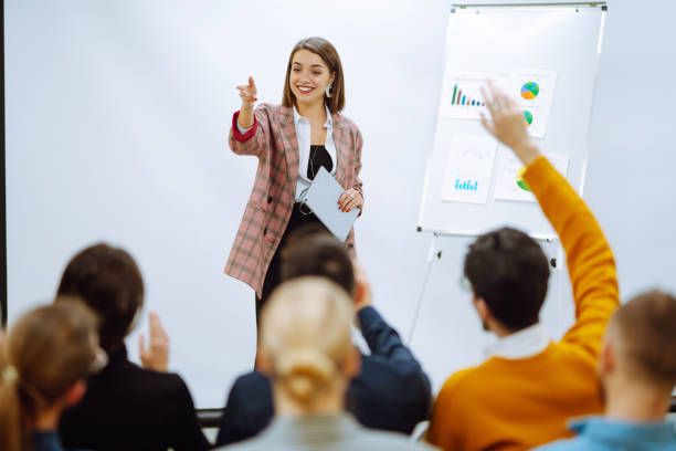 młoda kobieta trener głośnik dając flipchart prezentacji, głośnik wiodący szkolenia, mentor lider wyjaśnić harmonogram strategii na spotkaniu zespołu. - presenter young adult women marketing zdjęcia i obrazy z banku zdjęć