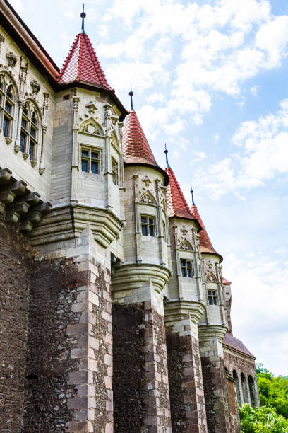 castillo de hunyad - castillo de corvin en hunedoara, rumania, 2020. detalle arquitectónico exterior. - hunyad castle fotografías e imágenes de stock