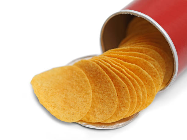 batatas fritas empilhadas caindo do tubo de papelão vermelho, chips de batata sabor páprica em lata isolada no fundo branco - gold potato - fotografias e filmes do acervo